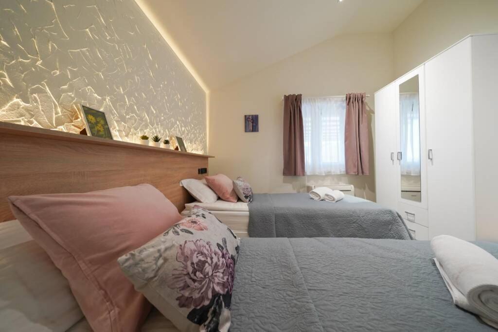 Apartment Vala, 4*, Sea View & Private Heated Pool Pridraga Exterior photo